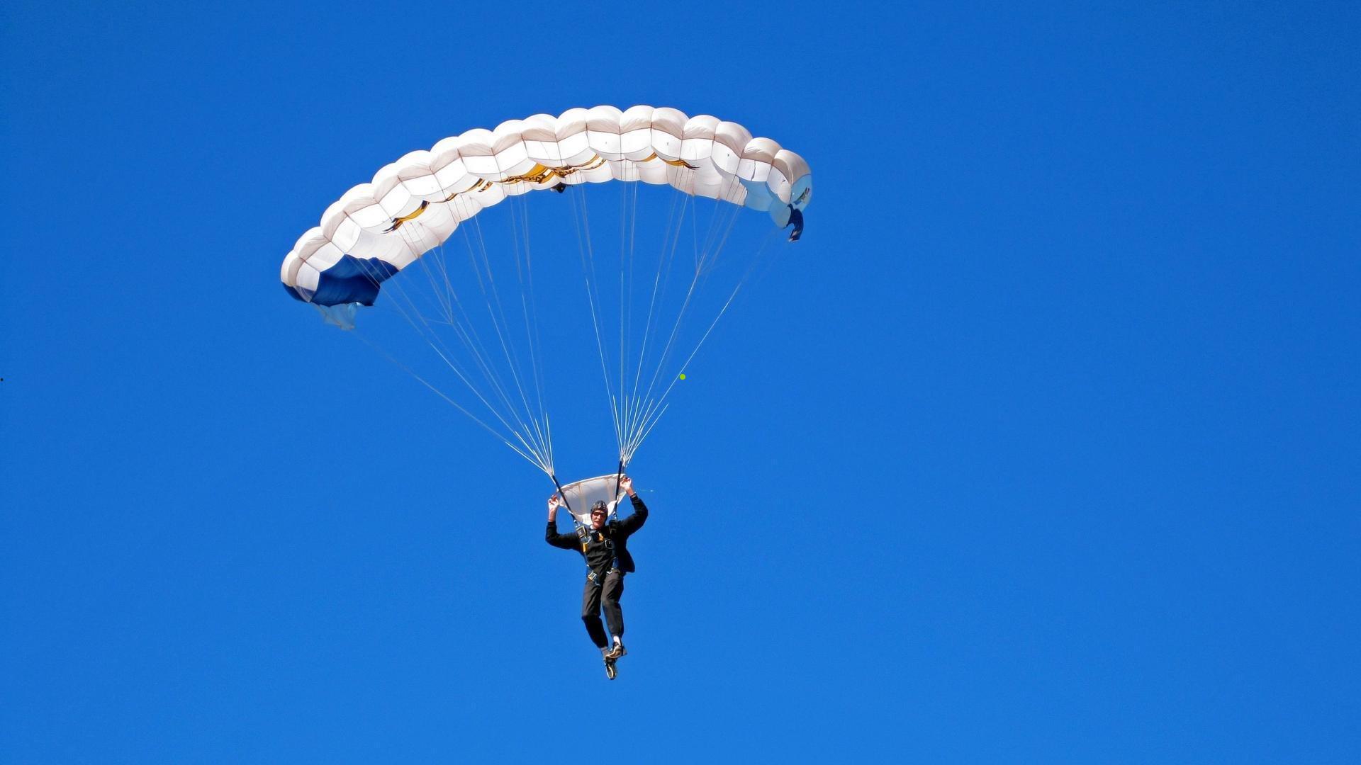 直击巴林客场，国足力克东道主 赛后全队谢场致敬远征军
