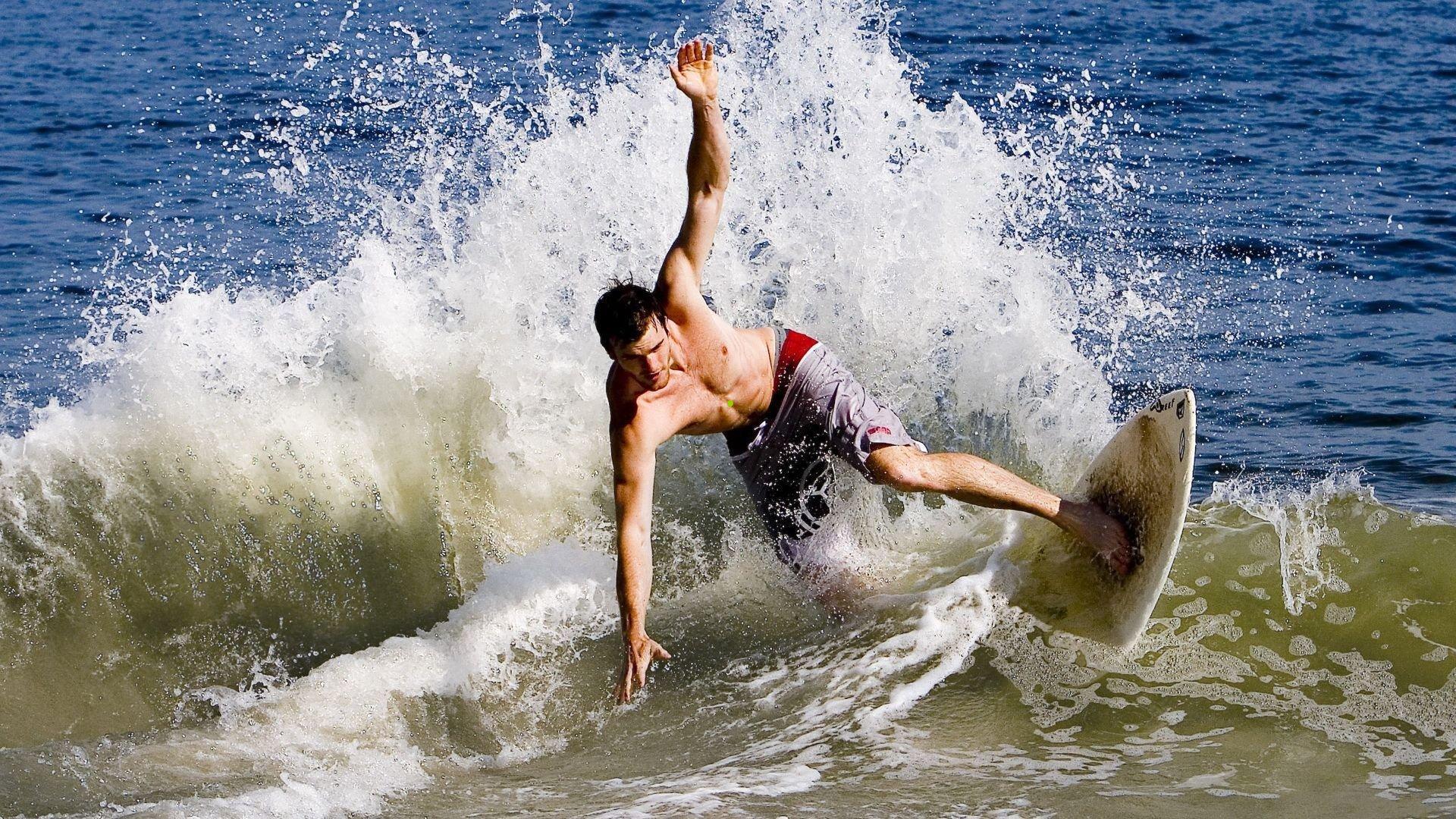 真的猛士！杜黝黝南极跳水挑战极限，体育主播的冰海壮举